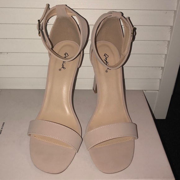 Beautiful dress heels - Picture 2 of 6